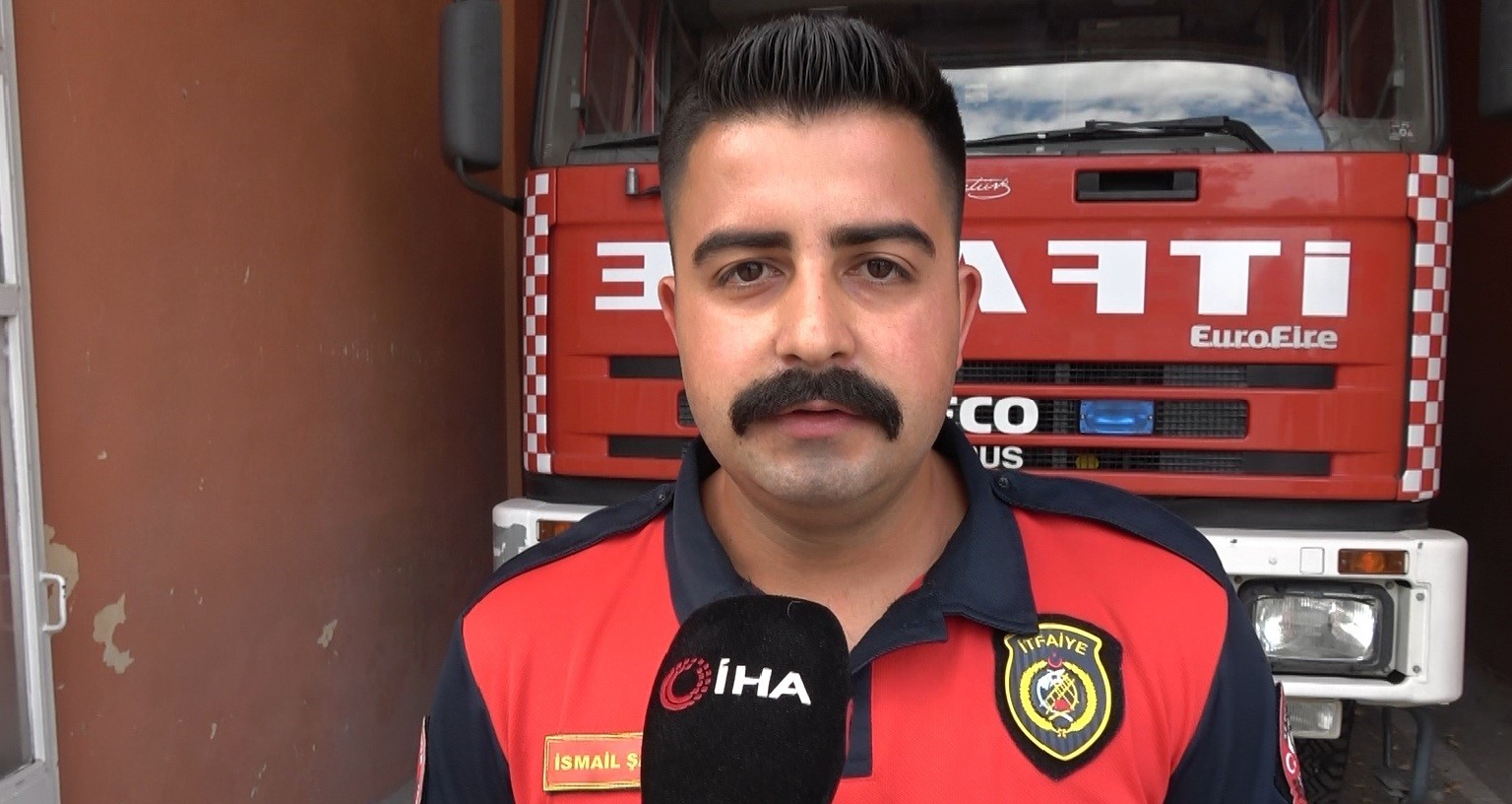 burdur-da-hayat-kurtaran-not-aracin-motor-kismina-giren-yavru-kedi-kurtarildi
