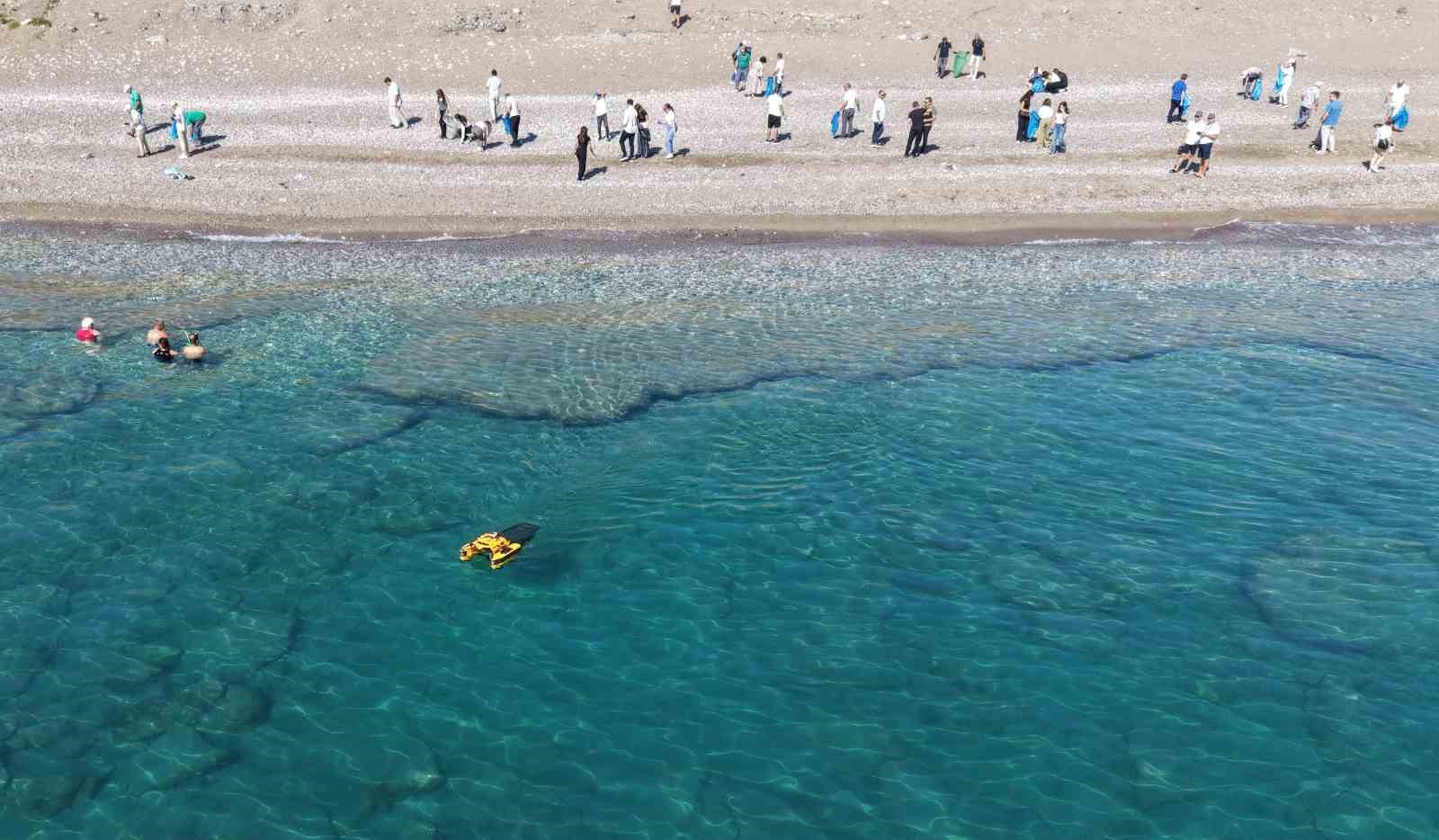 kemer-de-deniz-ve-sahilde-ayni-anda-temizlik