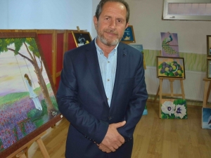 Televizyonda Gördüğü Ressamdan Etkilenerek Eline Fırçayı Alan Emekli Öğretmen Ustalara Taş Çıkartıyor