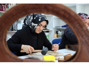 Ham Deriyi Döverek Sanata Dönüştürüyorlar