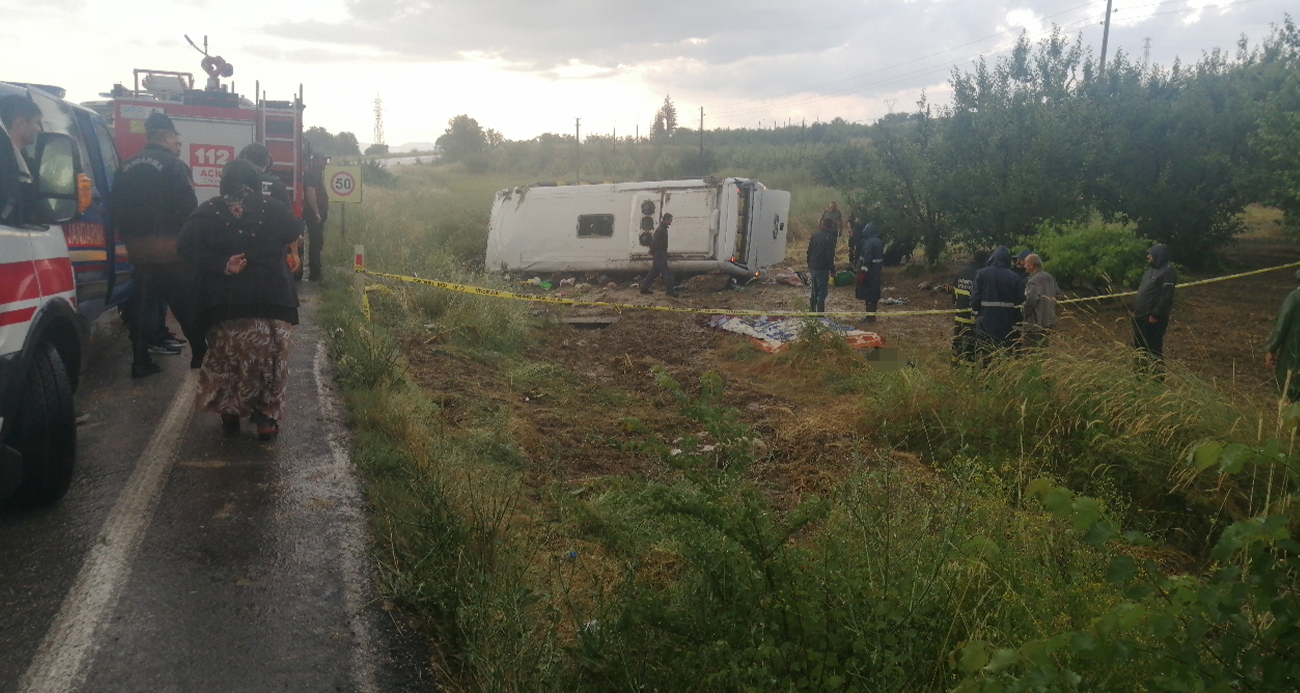 isparta-da-tur-minibusu-sarampole-yuvarlandi-4-olu-16-yarali