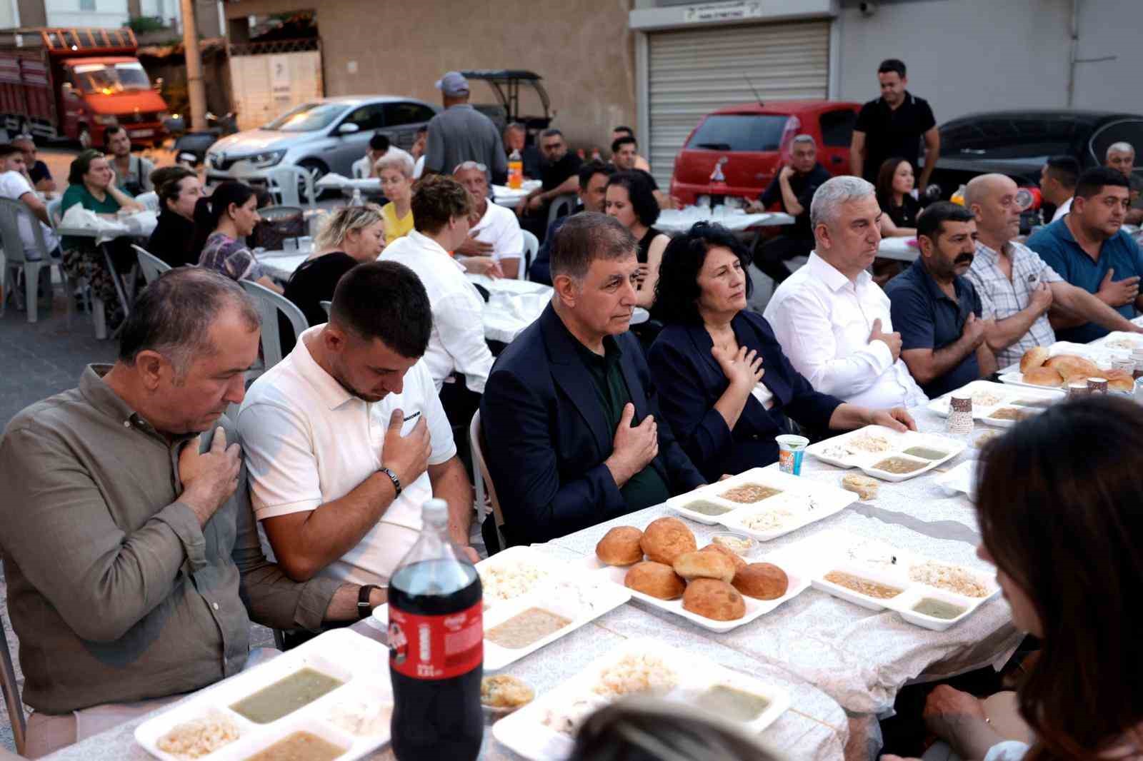 baskan-tugay-kinik-ta-muharrem-lokmasini-paylasti