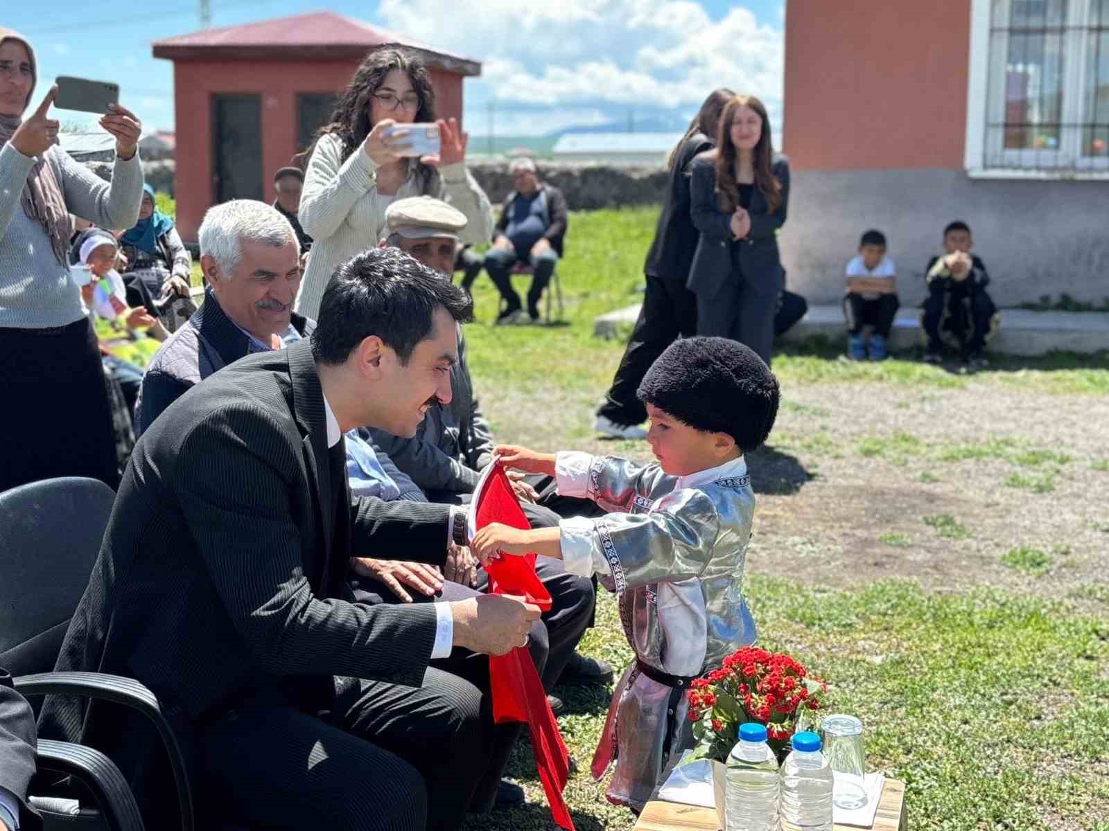 kars-ta-koy-ilkokulunda-yil-sonu-coskusu