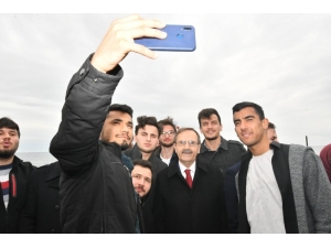 Zihni Şahin: “Çocuklarımız Ve Gençlerimizi Mutlu Edecek Projeleri Hızla Hayata Geçireceğiz"