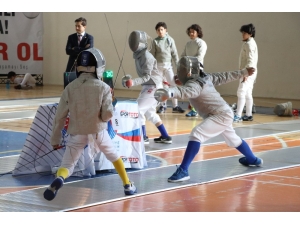 Karaman’da Açık Eskrim Turnuvası Başladı