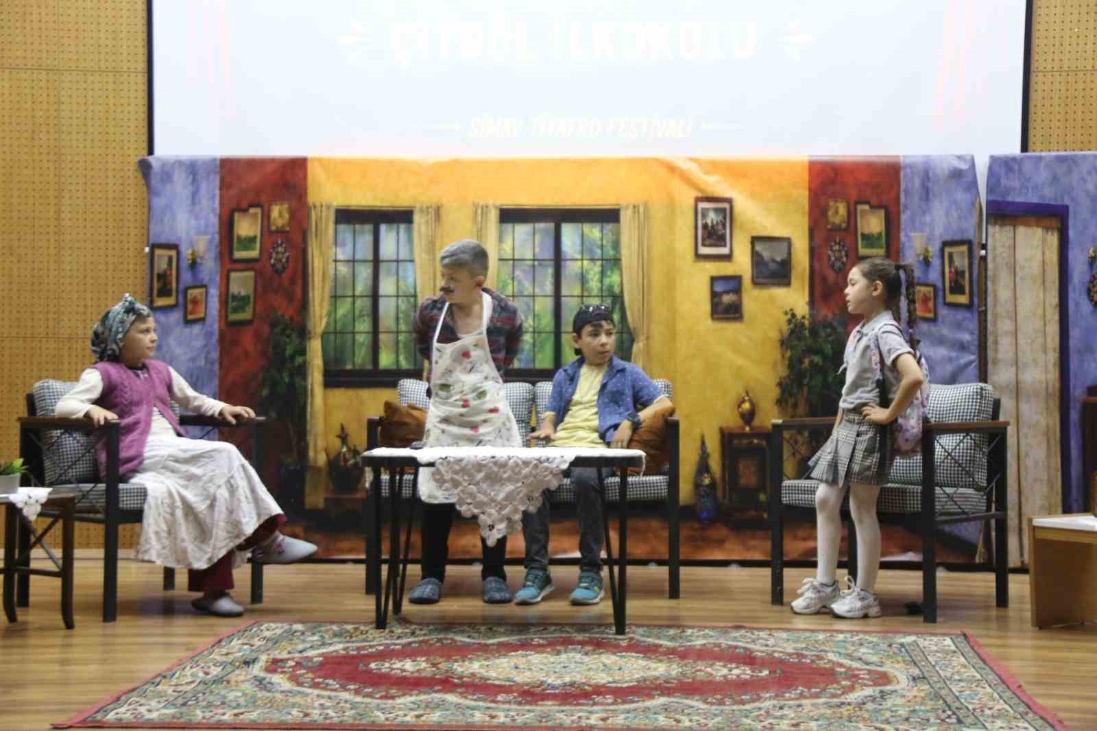 simav-da-aile-temali-tiyatro-festivalinin-odul-toreni-duzenlendi
