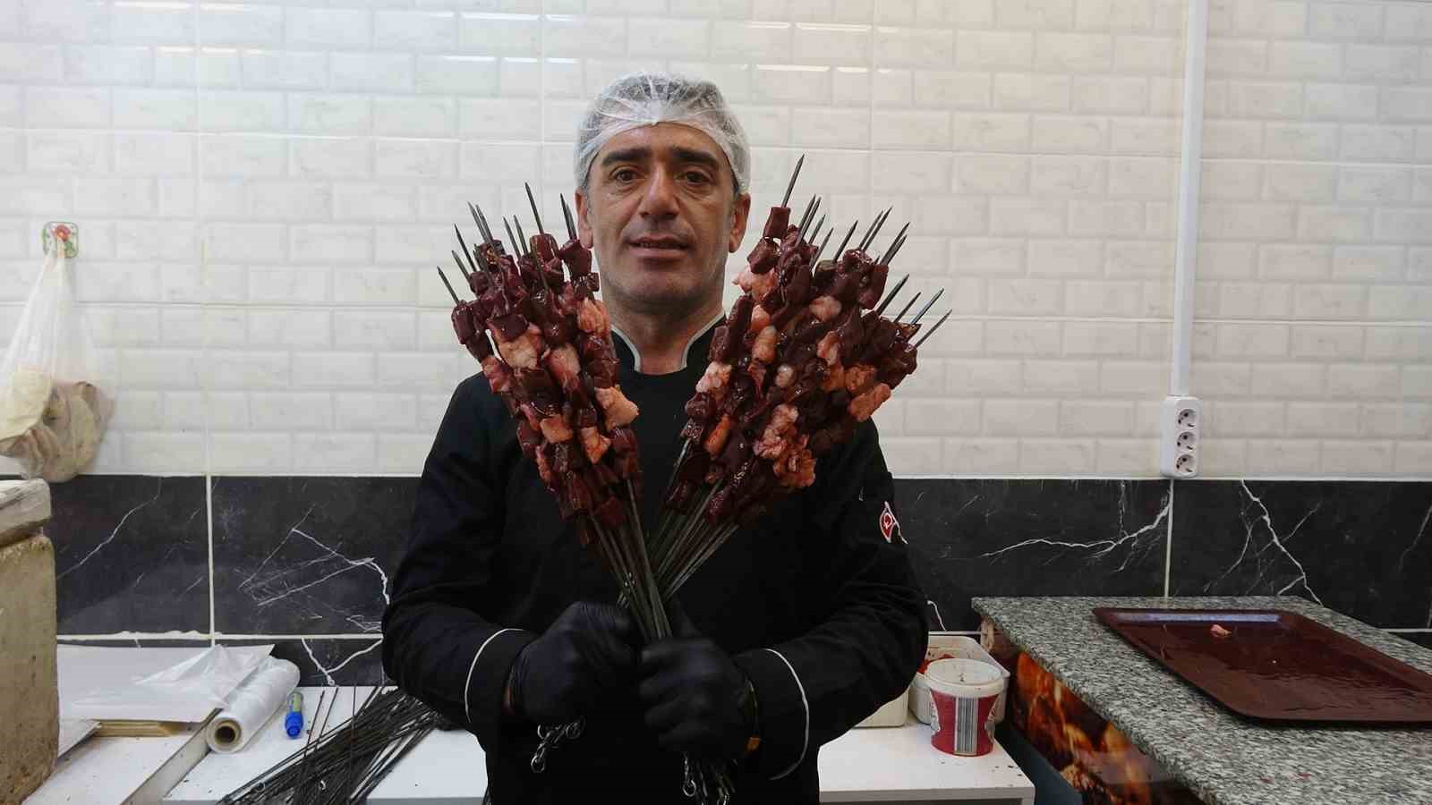 kilis-te-dumani-gor-gel-sloganiyla-taninan-cigerci-ustasi-lezzetin-sirrini-anlatti