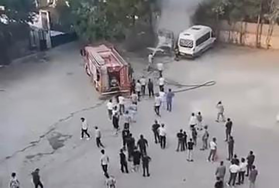 diyarbakir-da-park-halindeki-minibus-alev-aldi
