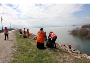 Genç Kızılaycılar Kuş Cenneti Kıyısında Temizlik Yaptı