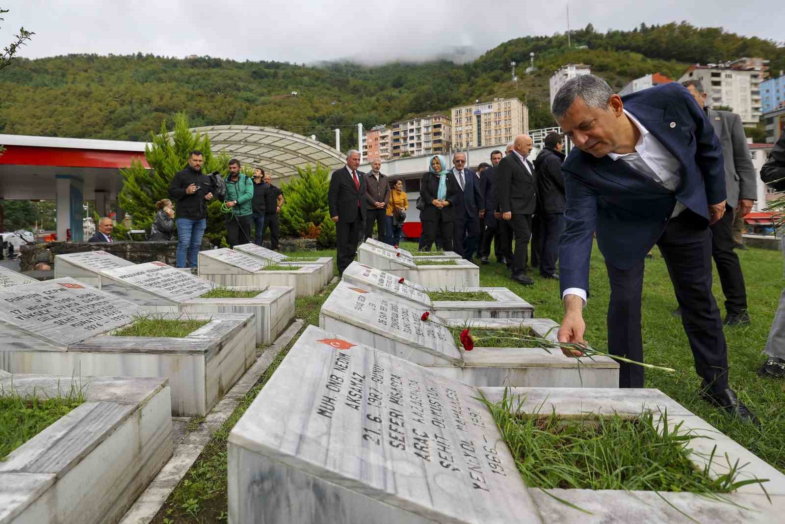 yeni-parti-genel-baskani-ozel-yasadigimiz-krizler-yetmezmis-gibi-simdi-bir-de-fon-krizi-cikti