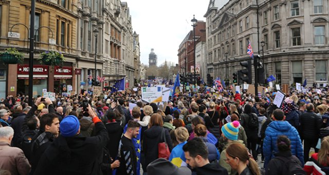 İngiltere'de Referandum Yapılmasını İsteyen 1 Milyon Kişi Sokaklara Çıktı