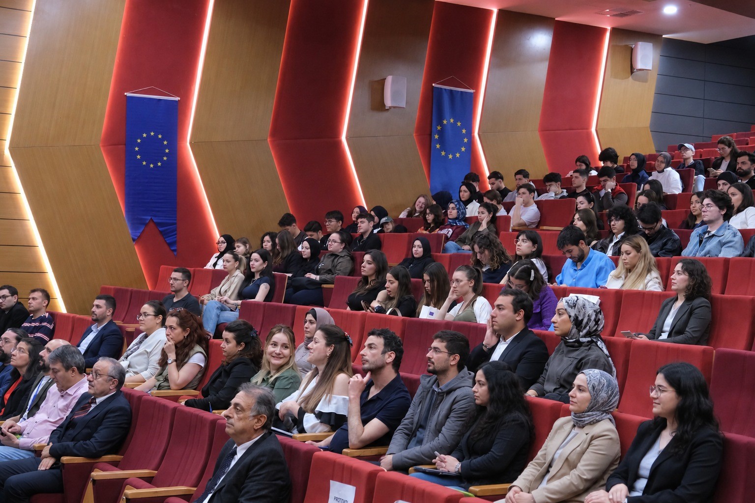 avrupa-firsatlari-universite-ogrencileriyle-bulustu