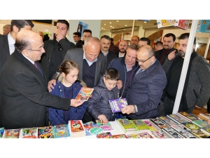 Bakan Turhan, Kitap Fuarı’nı Gezdi