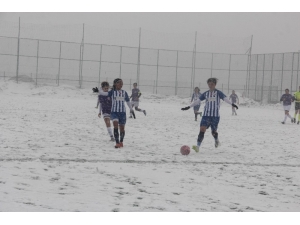 Futbolun Sultanları Karda Mücadele Etti