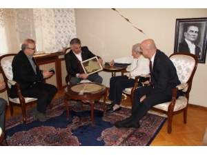 Vali Yazıcı 104 Yaşındaki Kıymet Öğretmeni Ziyaret Etti