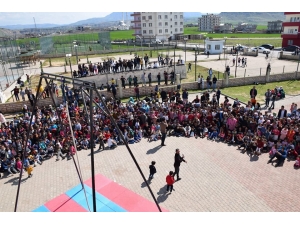 Kozluk’ta Sirk Gösterisine Yoğun İlgi