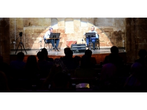 ’İki Mızrap Bir Ses’ Konseri Yoğun İlgi Gördü