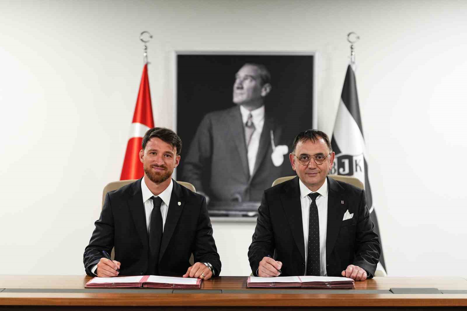 besiktas-salih-ozcan-ile-3-1-yillik-sozlesme-imzaladi