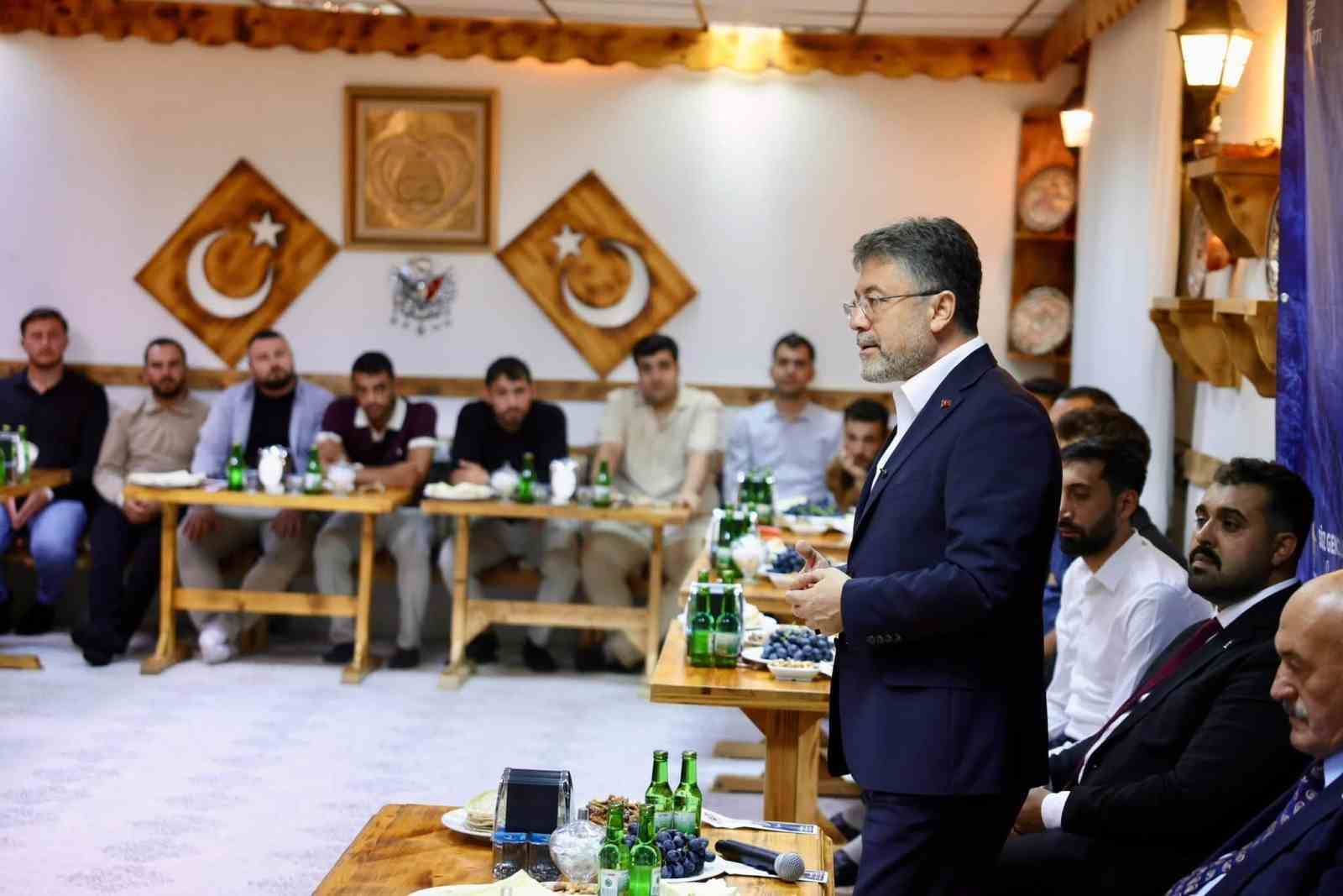 bakan-yumakli-erzincan-da-genclerle-bulustu