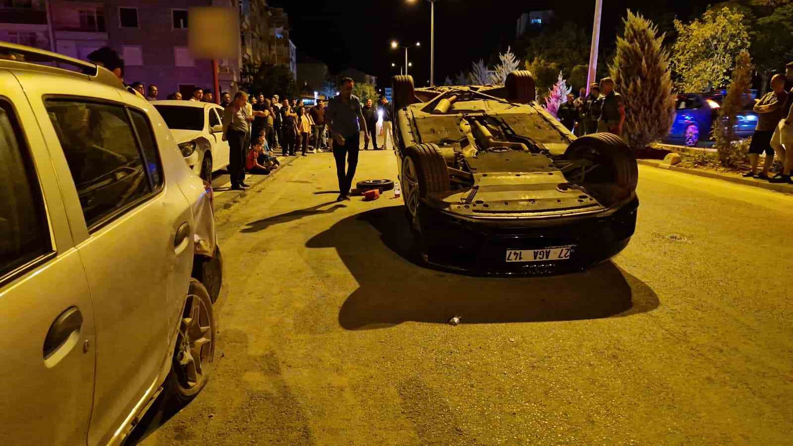 karaman-da-park-halindeki-otomobile-carpan-arac-ters-dondu-1-yarali