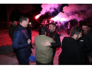 Başkan Yüzügüllü’yü Pankart Ve Havai Fişeklerle Karşıladılar