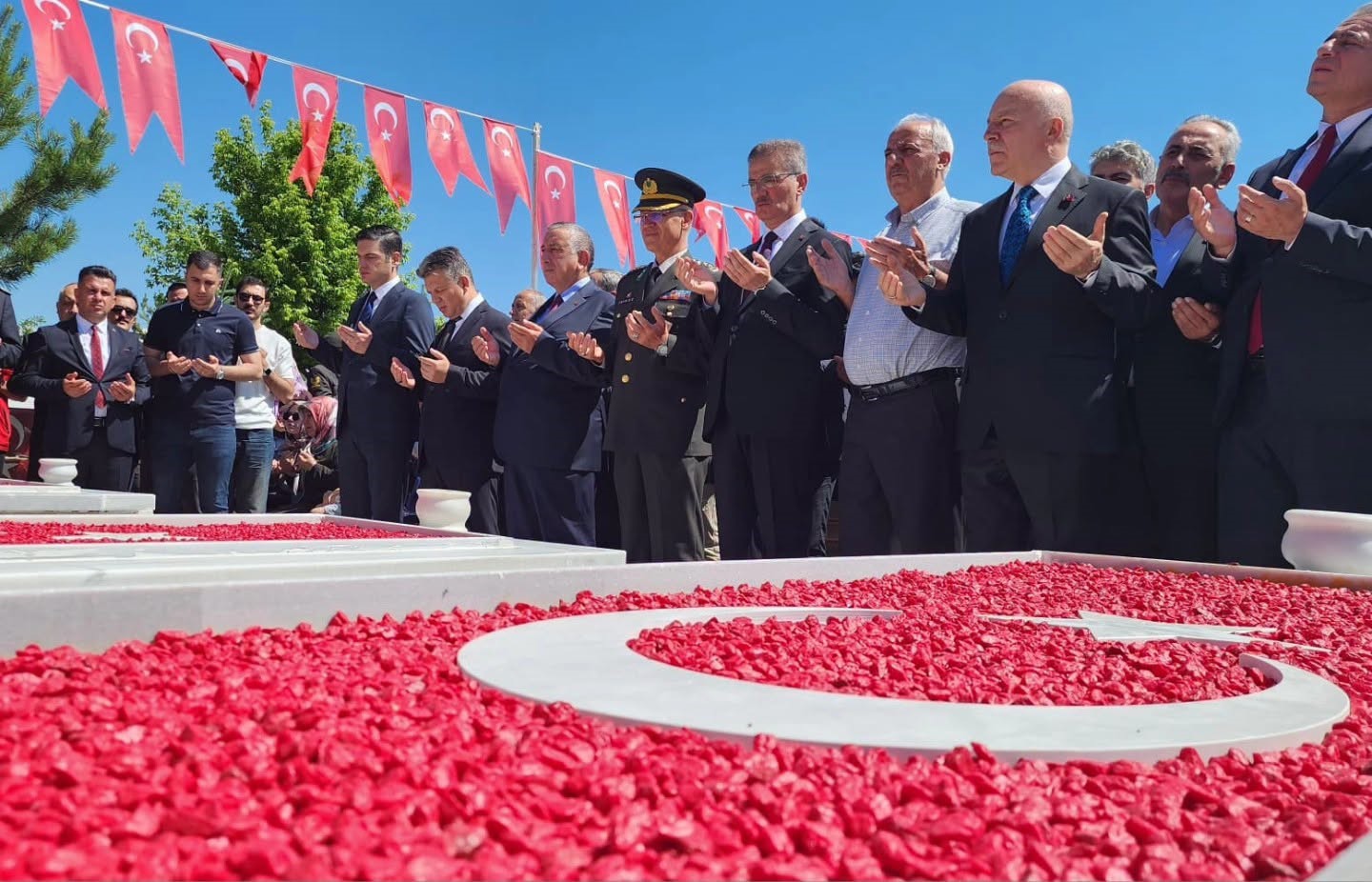 erzurum-protokolu-sehitlikleri-ziyaret-etti