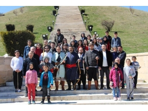 Okçuluk Kursu Öğrencilerinden Şehitlik Ziyareti