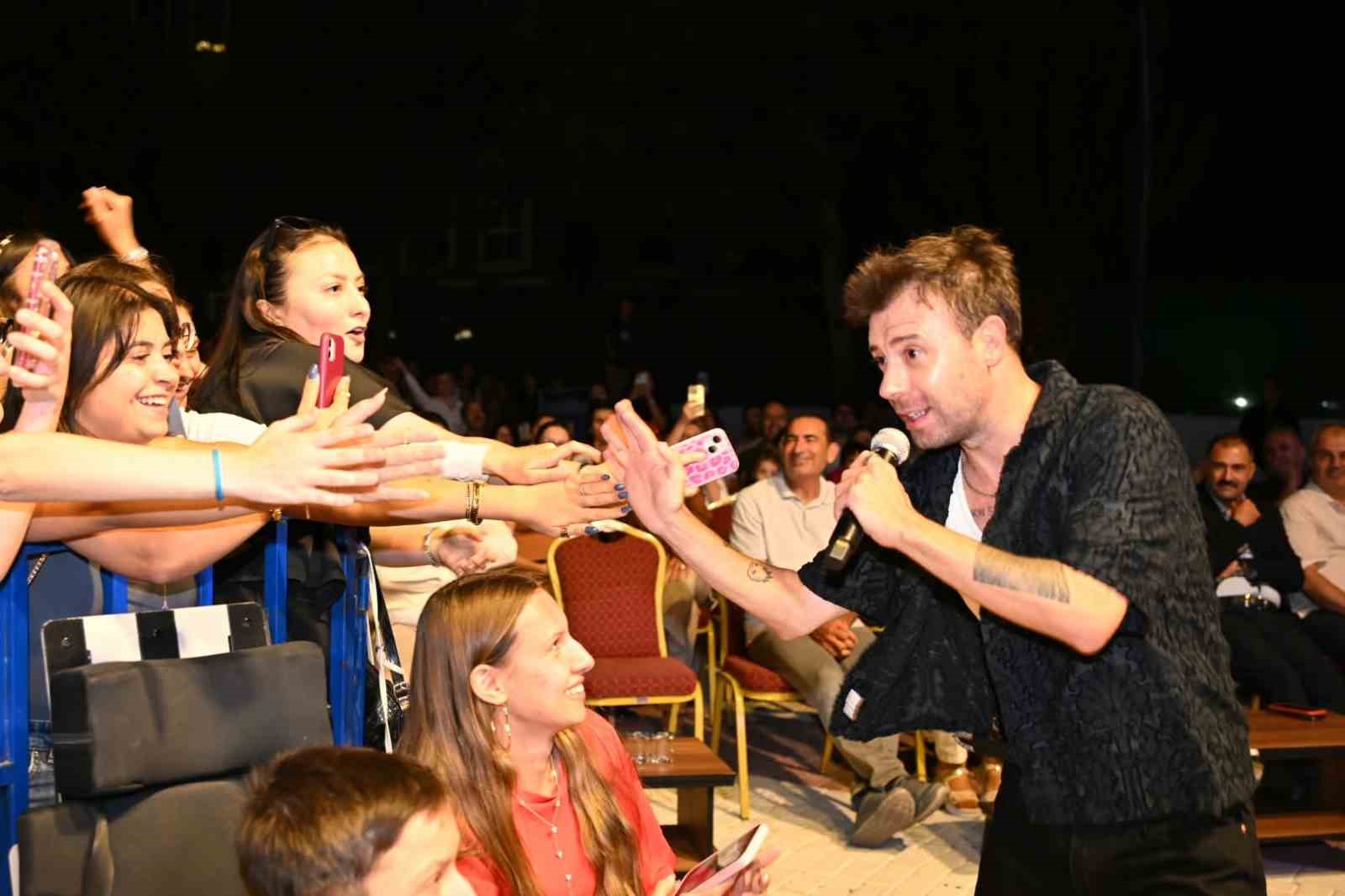 demirci-de-festival-coskusu-grup-ikilem-ile-tavan-yapti