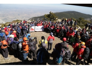 300 Dağcı İsmet Ülkeli’yi Spil Dağı’na Tırmanarak Andı