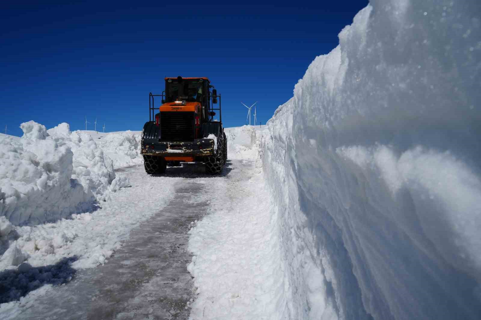 bayburt-un-yayla-yollarinda-karla-mucadele-devam-ediyor