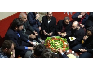 Zorluoğlu Öğrenci Evinde Çiğ Köfte Partisine Katıldı