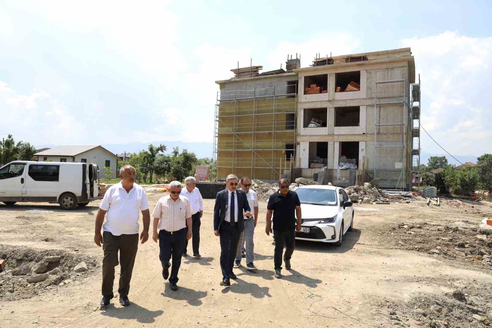 dikmeli-ilkokulu-insaatinda-calismalar-yerinde-incelendi