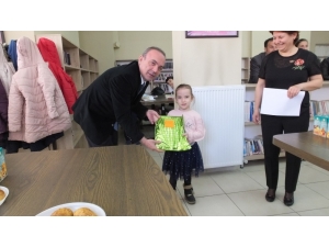Burhaniye’de Çok Kitap Okuyan Öğrenciler Ödüllendirildi