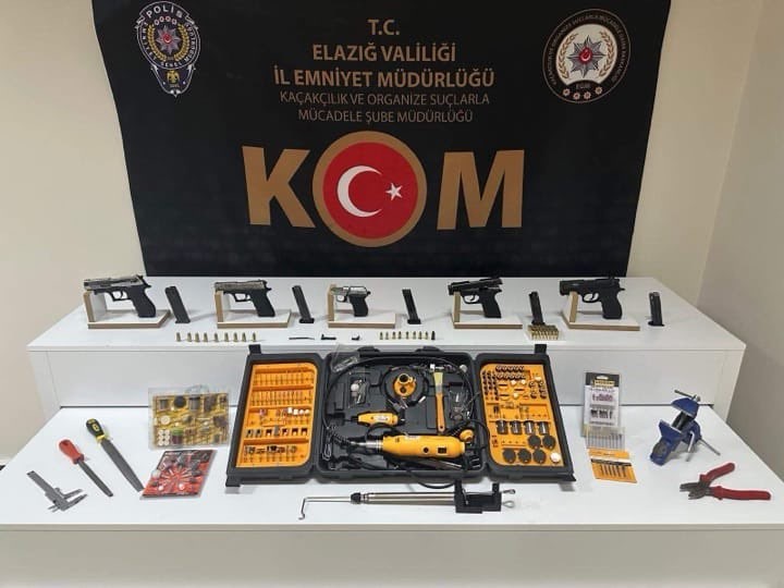 elazig-da-5-adet-ruhsatsiz-tabanca-ele-gecirildi-1-tutuklama