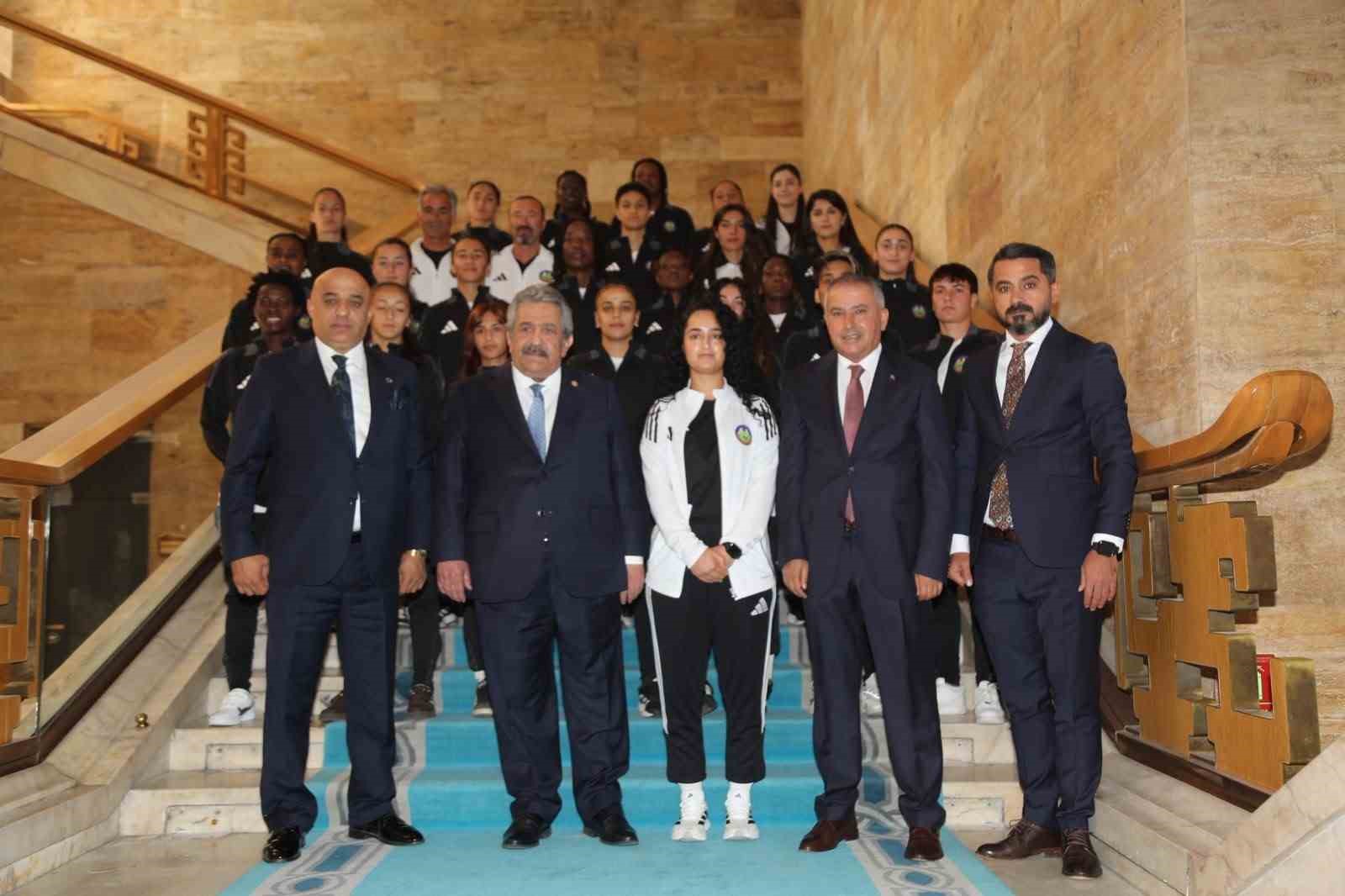 yuksekova-spor-kulubu-nden-mhp-genel-baskan-yardimcisi-yildiz-a-ziyaret