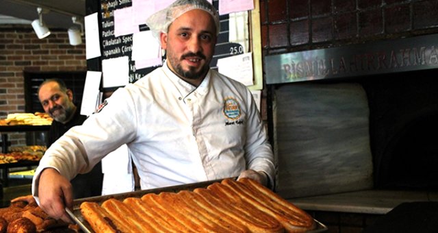 Börekçi, İstiklal Marşı'nı Okuyan Müşterilerine Bedava Börek Veriyor