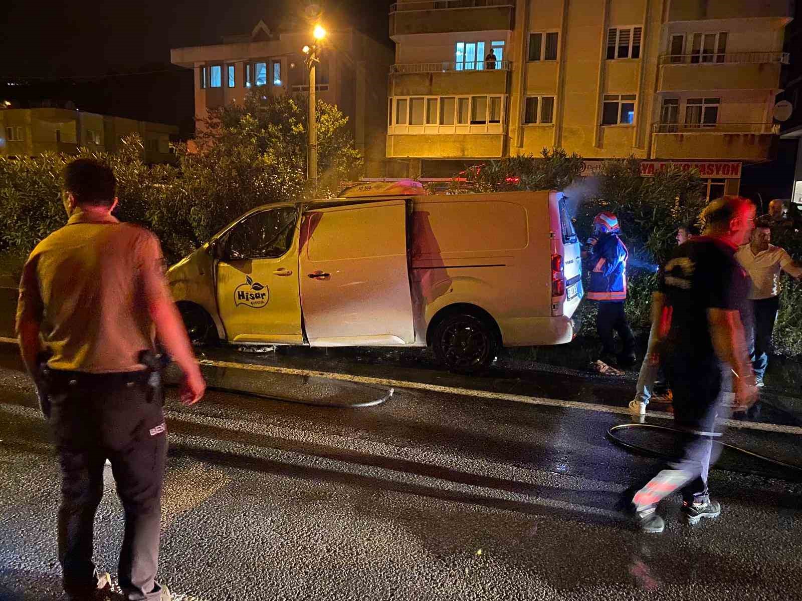 giresun-da-seyir-halindeki-otomobil-alev-alev-yandi