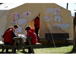 Okula Gidemeyen Deprem Çocuklarının Yardımına Kızılay Koştu