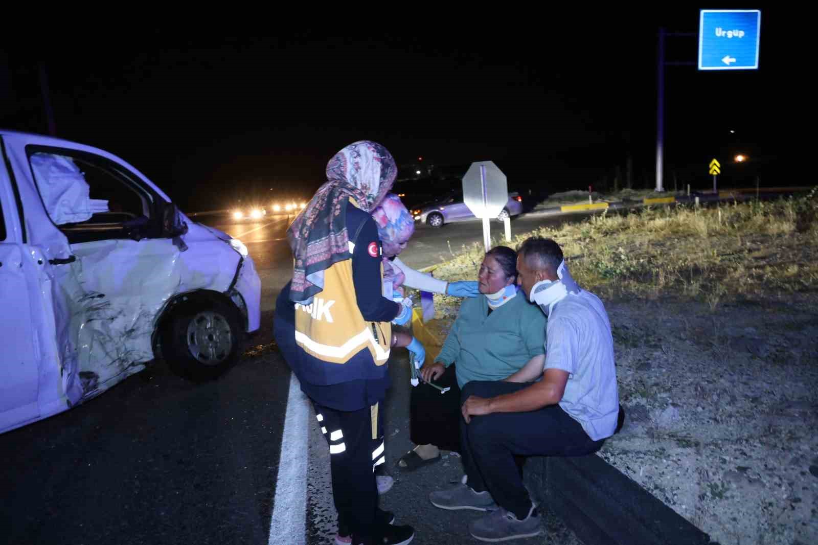 minibus-ile-hafif-ticari-arac-carpisti-5-yarali