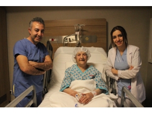 112 Yaşındaki Hasta, Kapalı Ameliyatla Böbrek Taşından Kurtuldu