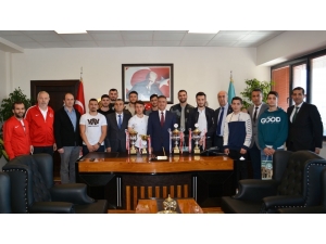 Şampiyon Sporcular Rektörle Buluştu