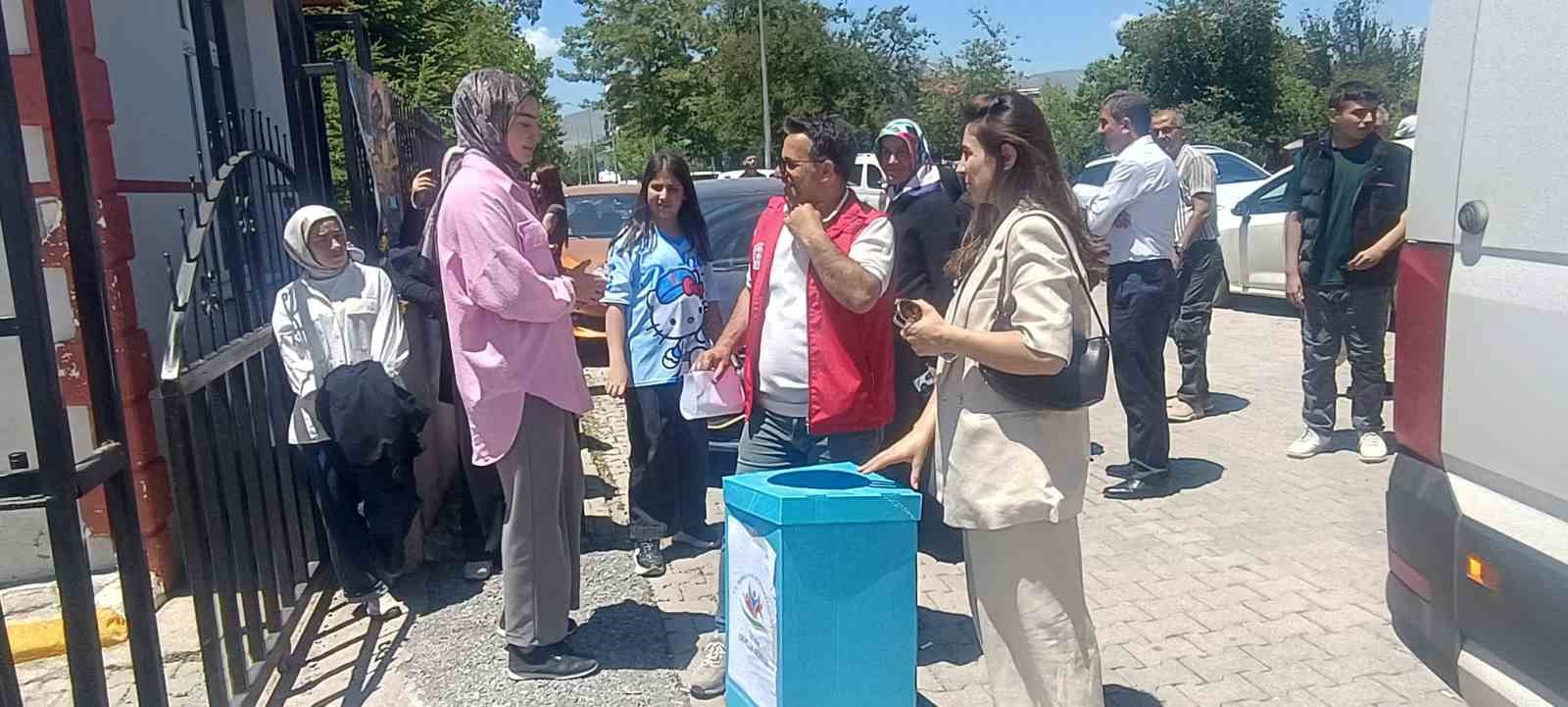 yks-sonrasi-anlamli-dayanisma-kalem-ve-silgiler-koy-okullarina-ulastirilacak