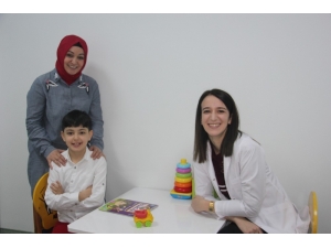 İlkokul Öğrencisi 5 Aylık Terapinin Ardından Konuşma Sesi Bozukluğundan Kurtuldu