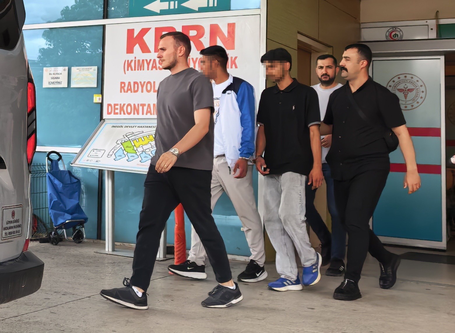 tekme-tokat-dovdukleri-gencin-kolyesini-calip-kactilar