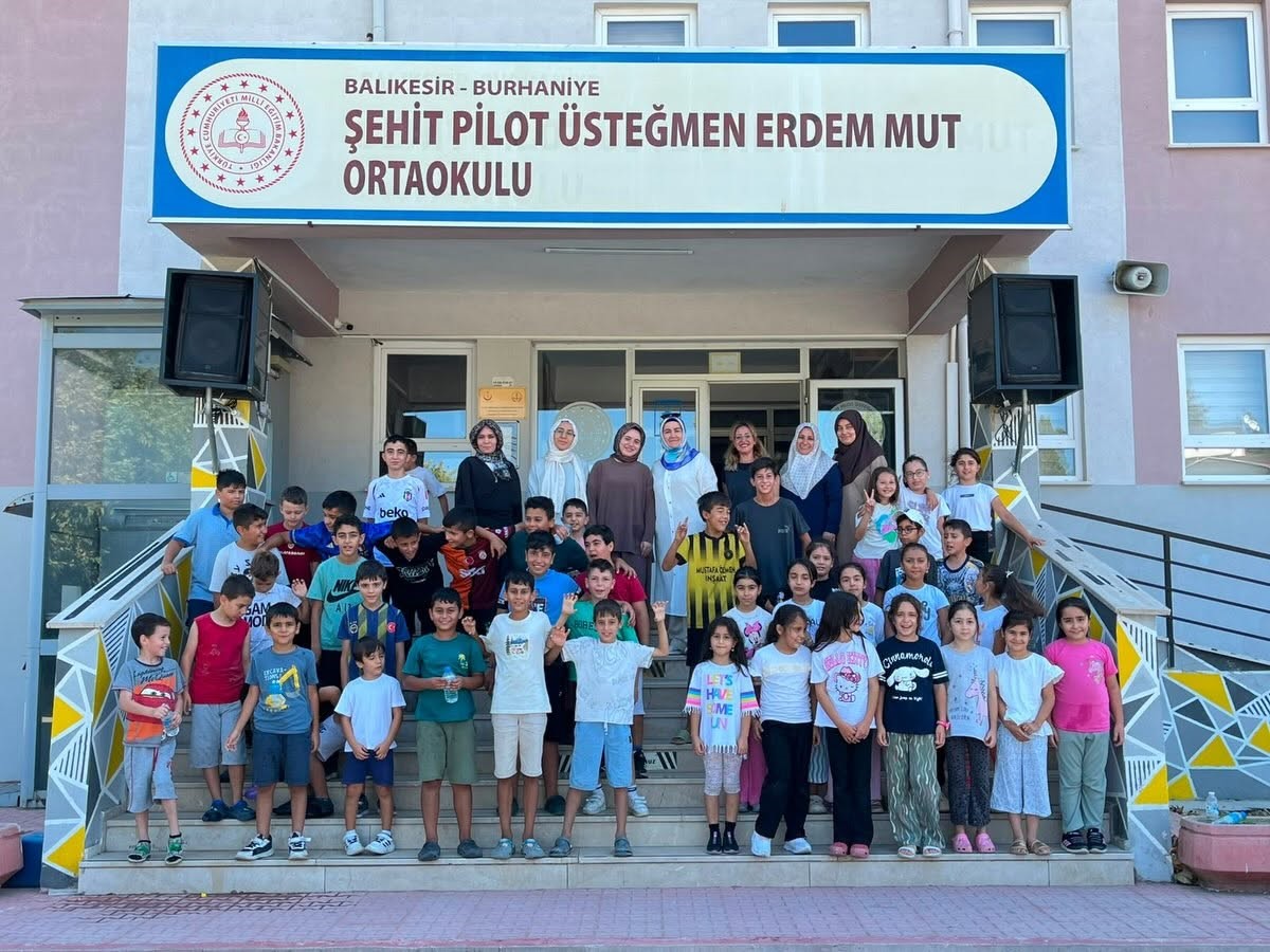 burhaniye-de-kadin-muhtar-ogrencilere-ikramlarda-bulundu