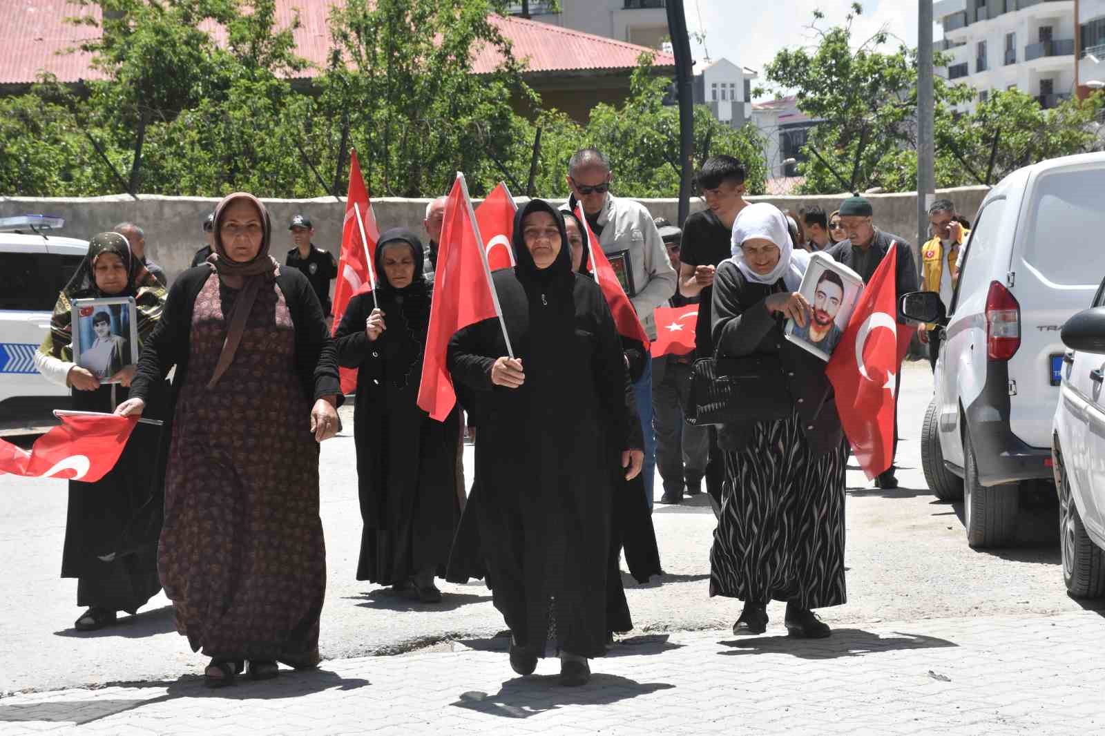vanli-annelerin-evlat-nobeti-devam-ediyor