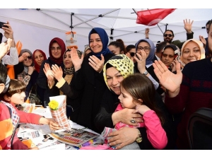 Fatma Betül Sayan Kaya Ve Şeyma Döğücü’den Coşkulu ‘Sevgi Yürüyüşü’