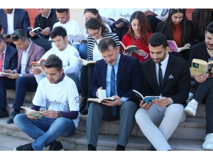 Rektör, Öğrencilerle Birlikte Kitap Okudu