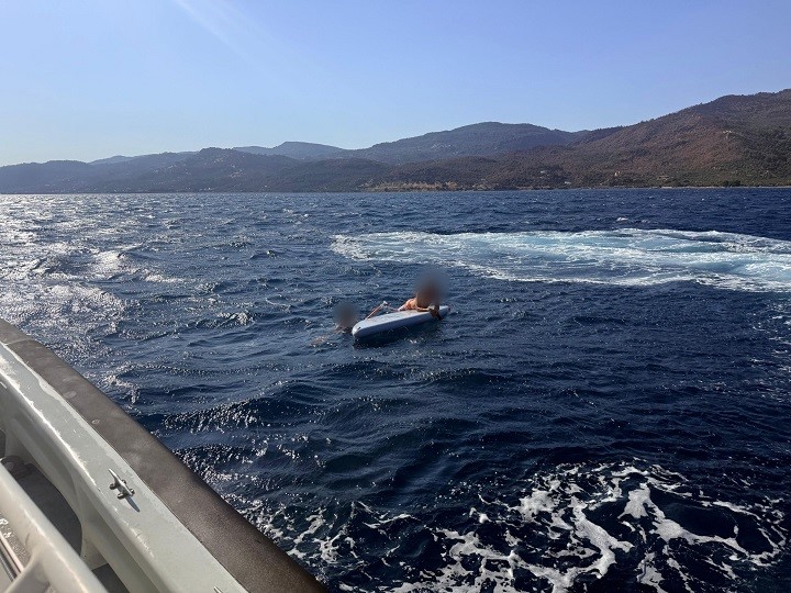 canakkale-bogazi-nda-suruklenen-2-kurek-sorfcusu-kurtarildi