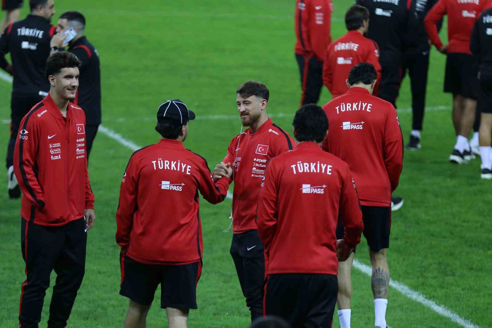 a-milli-takim-kocaeli-stadi-nda-yuruyus-yapti